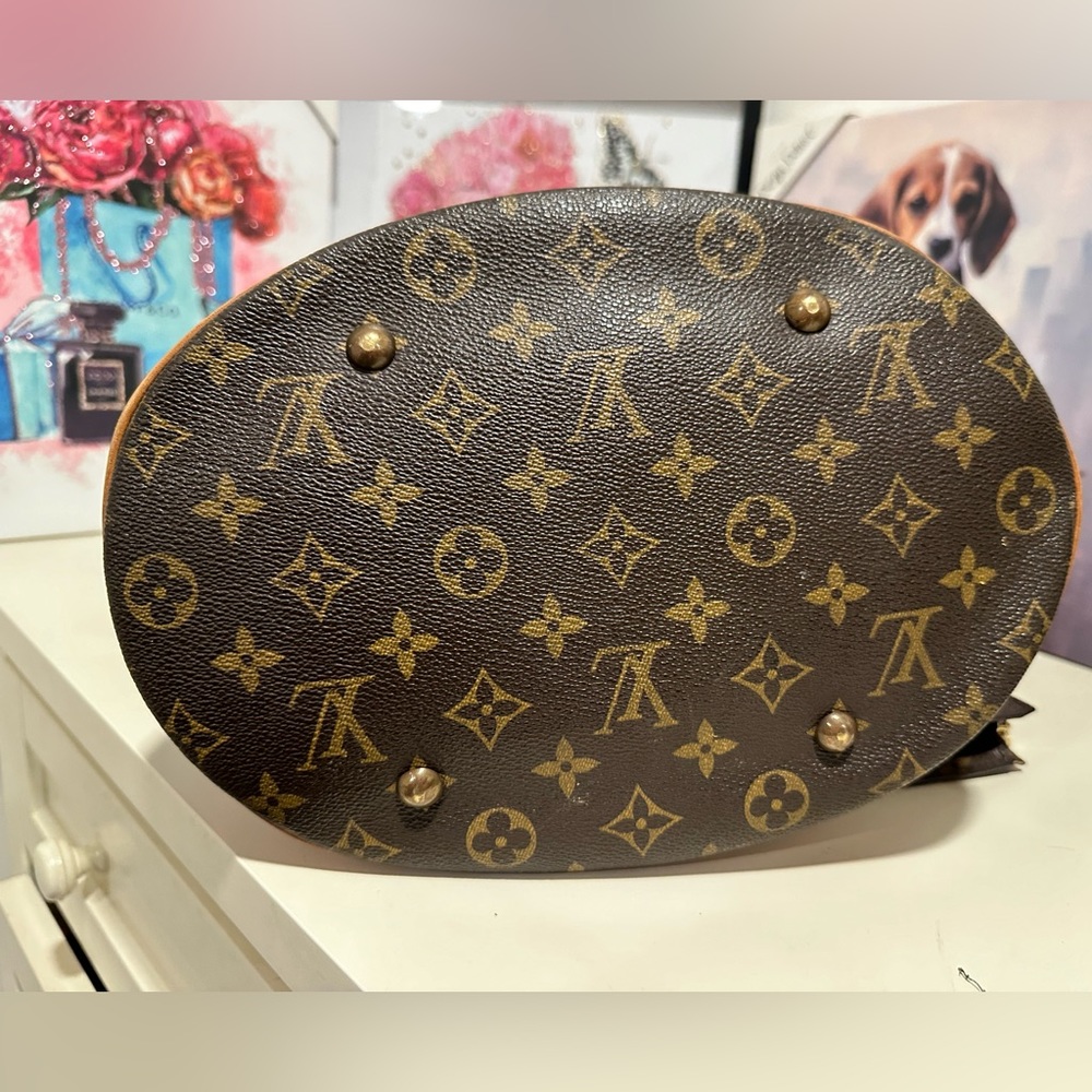 Authentic Louis Vuitton Monogram GM Bucket Bag with pouch. - Picture 5 of 16